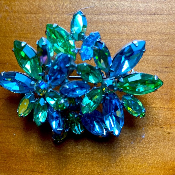 Jewelry - Green and blue flowers brooch pin